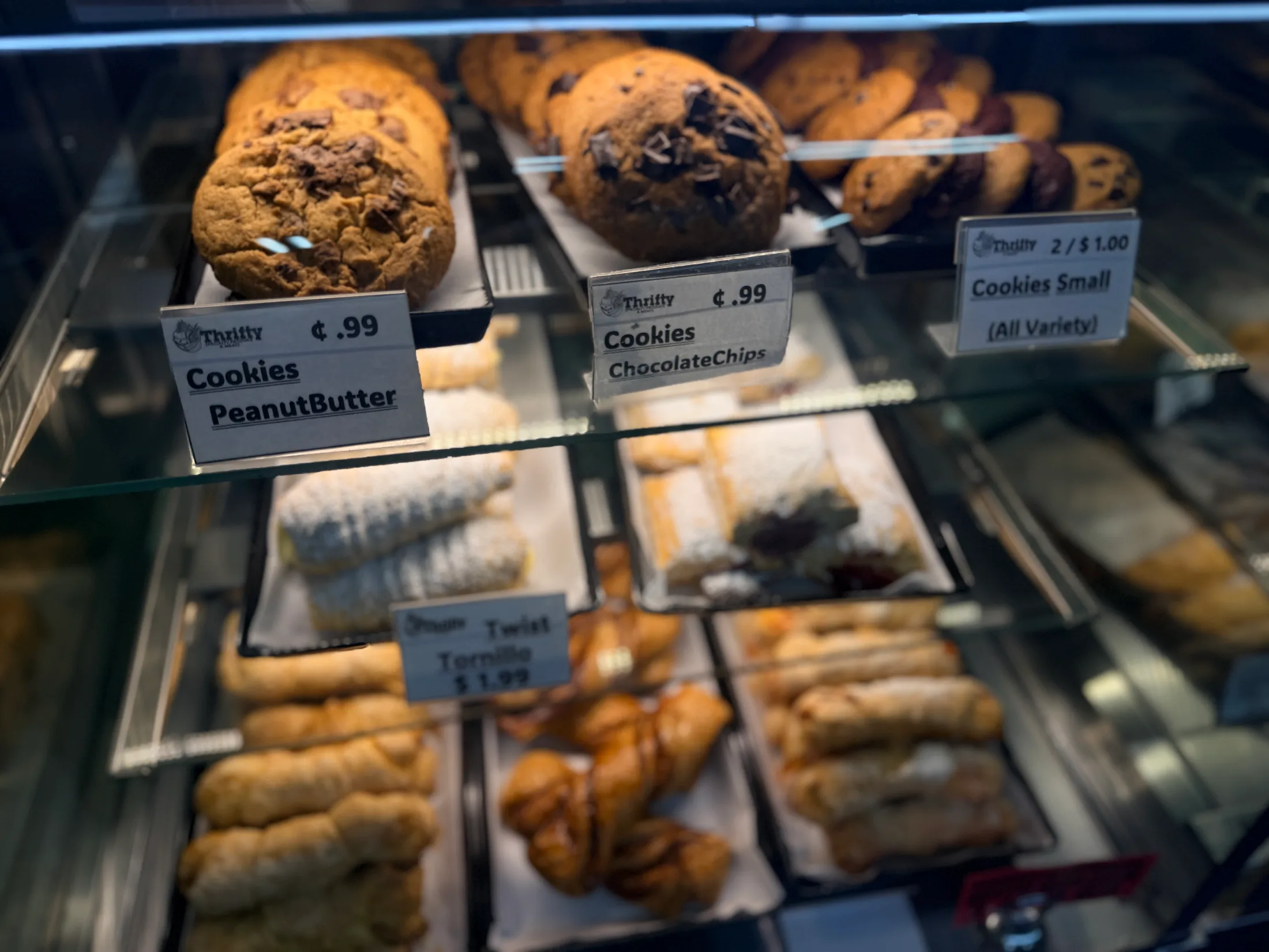Cookie display case at Thrifty with peanut butter cookies at 99 cents and chocolate chip cookies at 99 cents