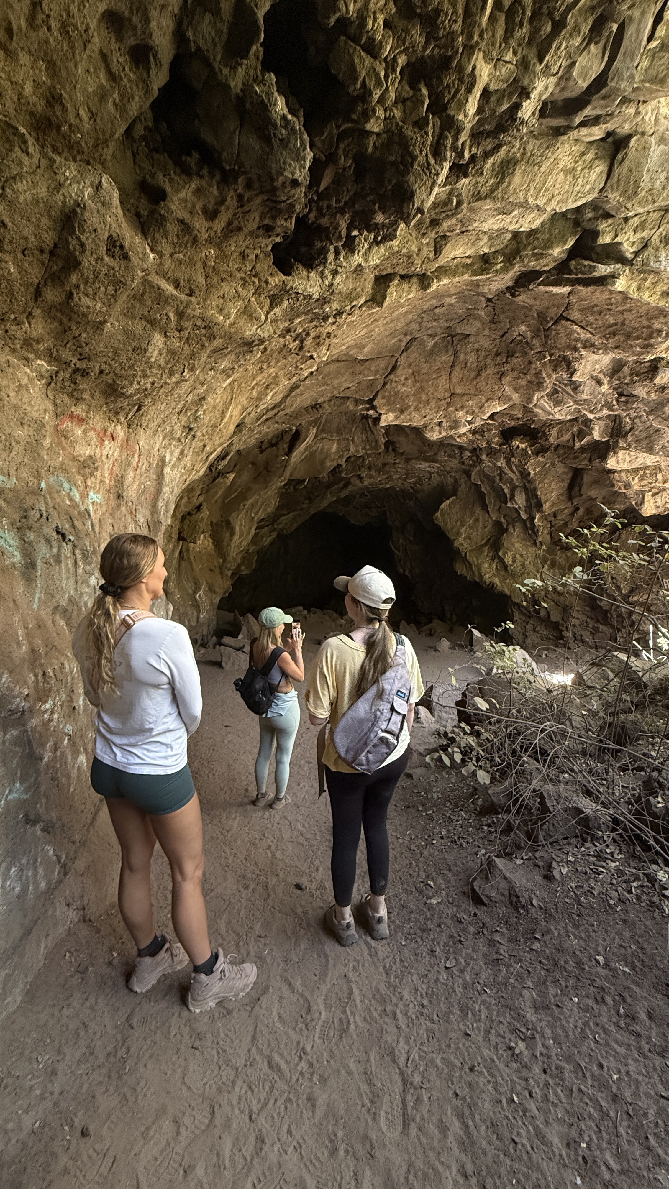 Lava tube walls at Plutos Cave