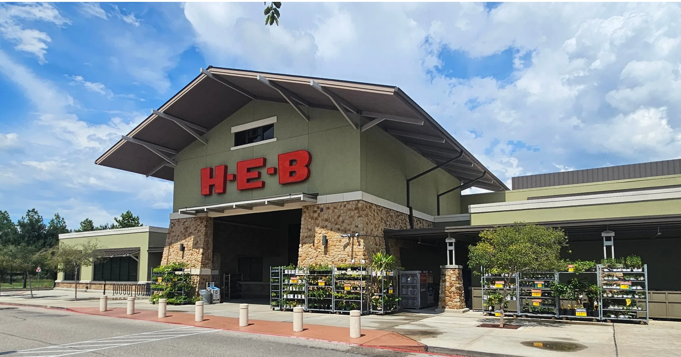 H-E-B grocery store exterior at Creekside Village Shopping Center in The Woodlands